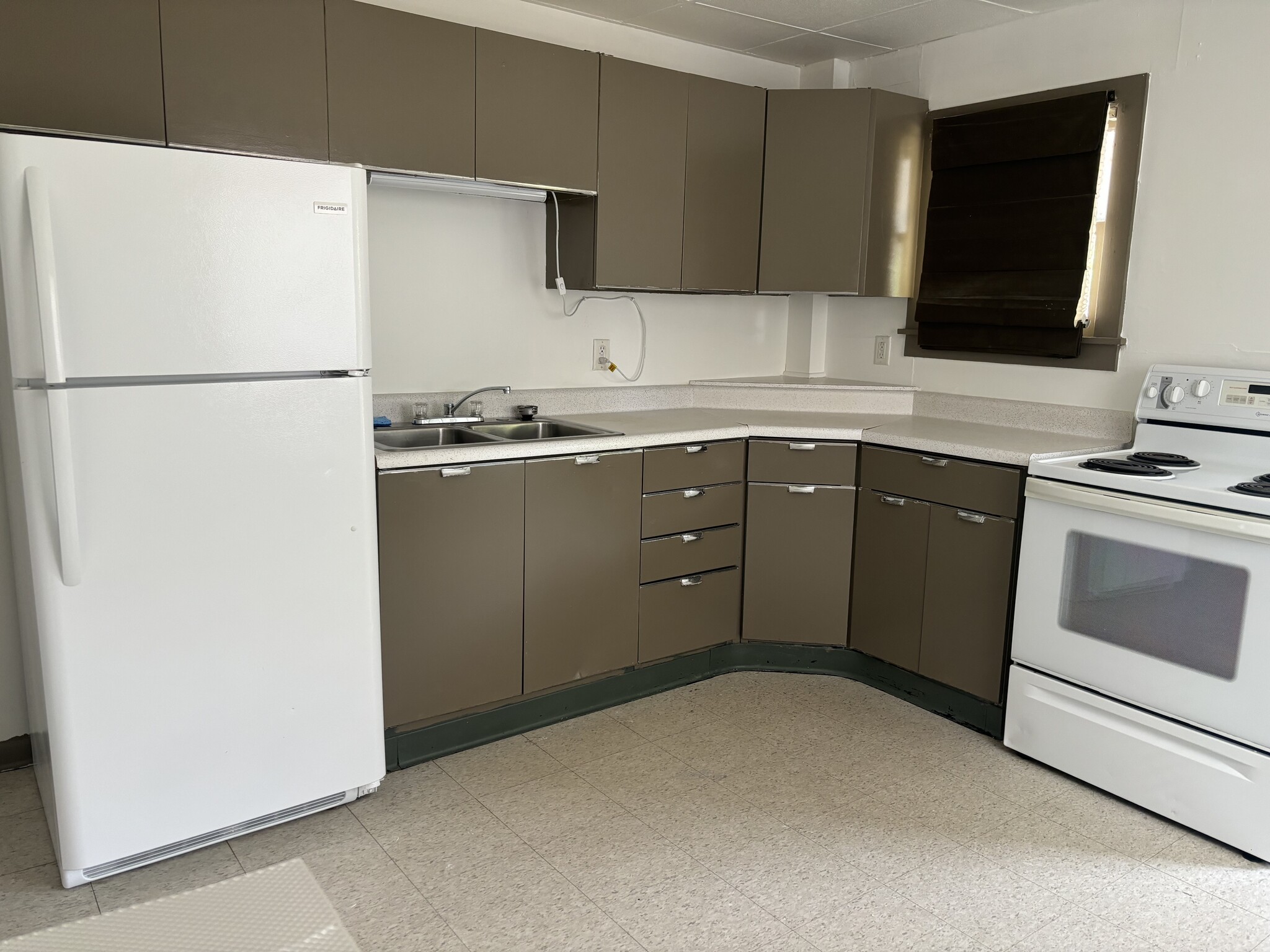 Kitchen - 196-1 S Mount Vernon Ave