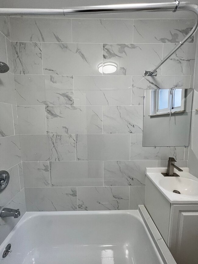 Building Photo - Remodeled 3bd/1 House with Rear yard!! SEC...