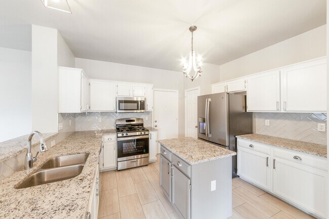 Building Photo - 17201 Village Glen Cove