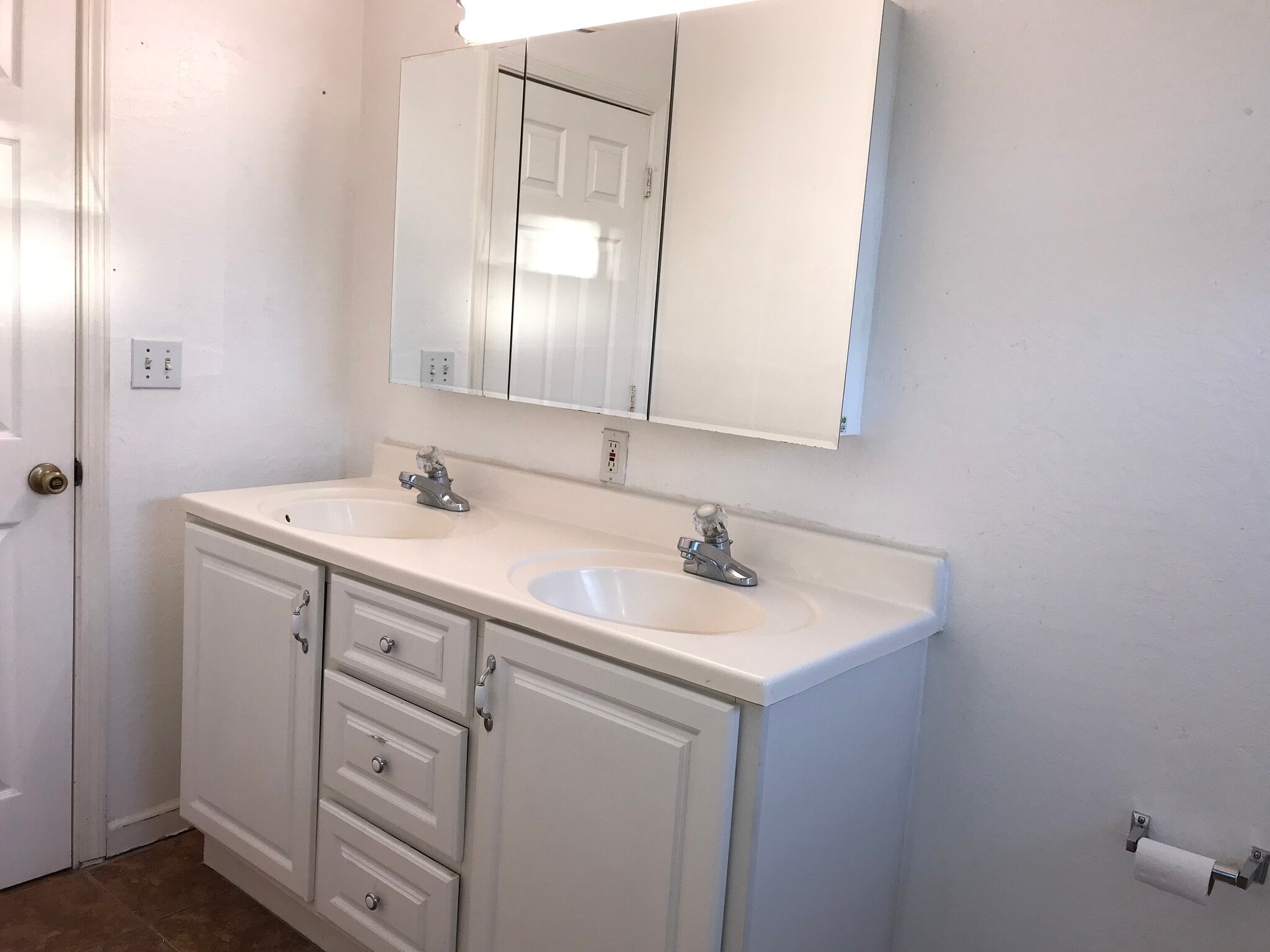 Bathroom - 852 Kellogg Ave