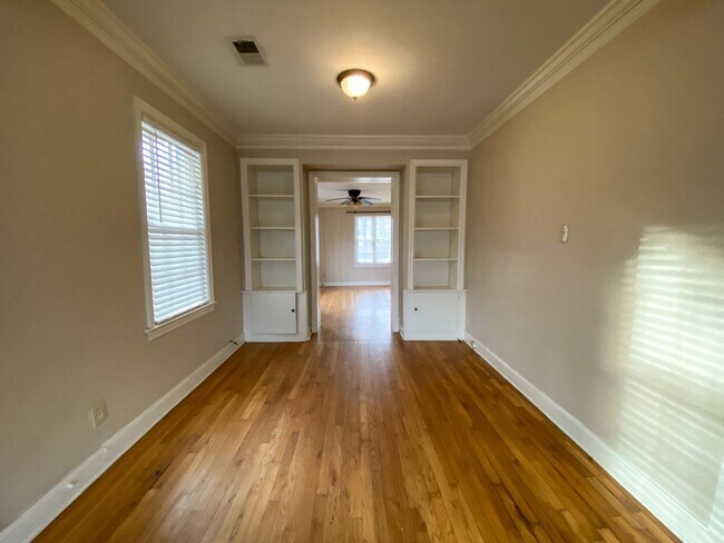 Building Photo - 3 bedroom 1 bath near the university of Me...