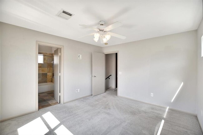 Building Photo - 5202 Lillian St