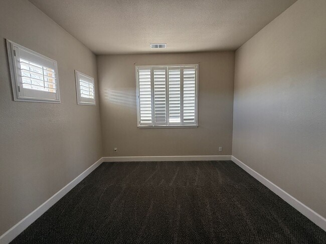 Building Photo - Beautiful 3 bed, 3 full bath two story home including a 3 car garage with 2800 sq ft of living space