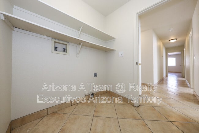 Building Photo - 7041 Mitchell Flyer Rd