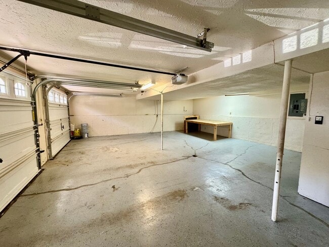 Building Photo - short term lease available