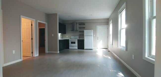 Open floor Dinning room, Living Room and Kitchen - 58 Paine St
