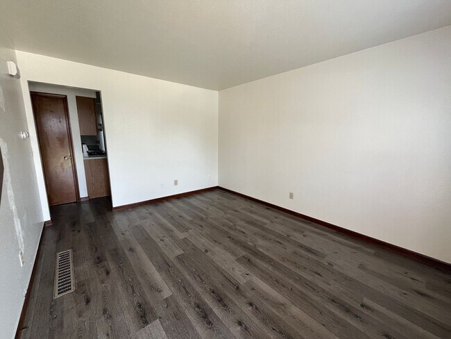 Building Photo - 515-A S Silverwood Lane