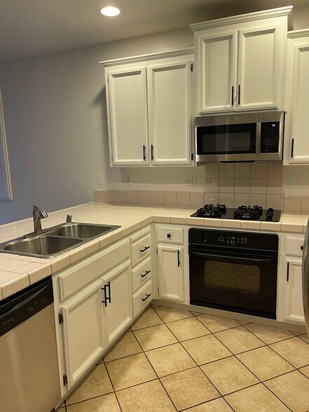 Building Photo - 3139 Staysail St