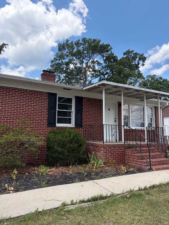 Building Photo - Beautiful brick home, Fully fenced in yard!!