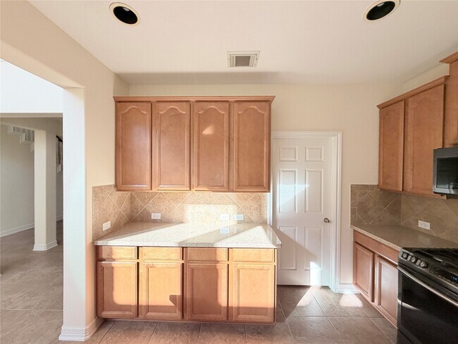 Building Photo - 28015 Silverstream Ct