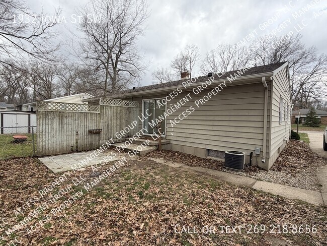 Building Photo - 1932 Iowa St SW