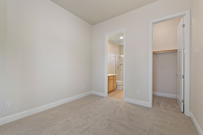 Building Photo - Gated Somersett Home!