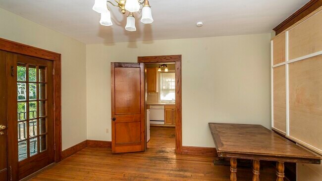 Building Photo - 823 Dewey Ave