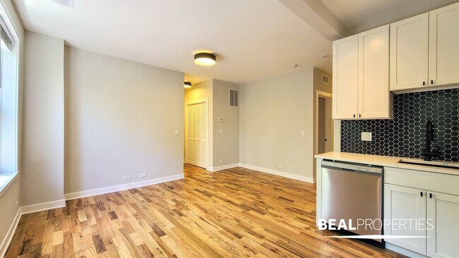 Building Photo - 654 W Wrightwood Ave