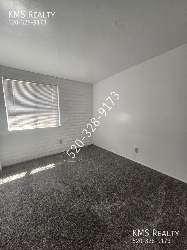 Building Photo - 6711 E Hawk Dr