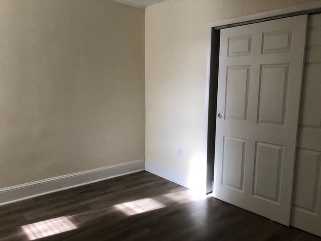 Building Photo - Great Home! 4 Bedroom House with Spacious Living Area! Full Basement for Storage! W/D Hook-ups! Y...