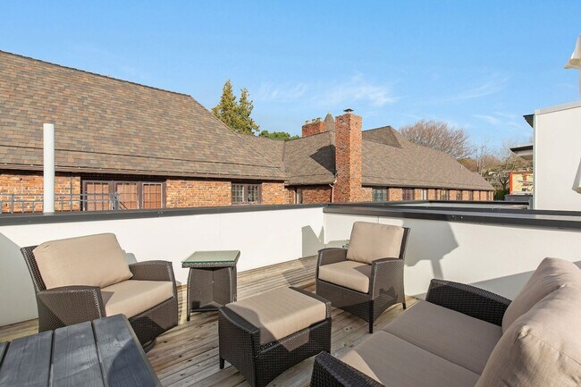 Building Photo - 628 10th Ave E