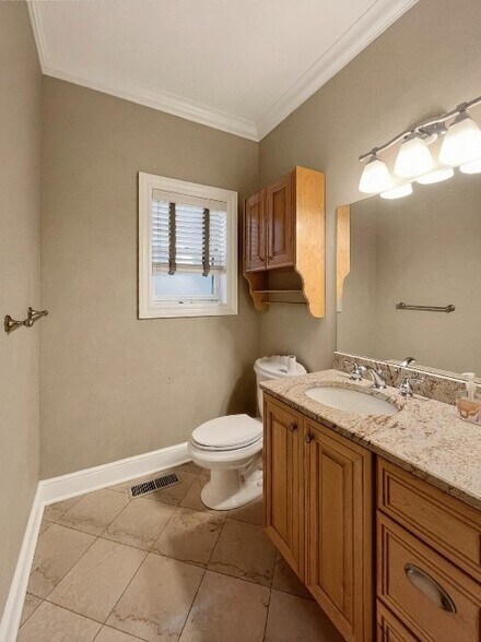 Building Photo - 2033 Fairview Ave