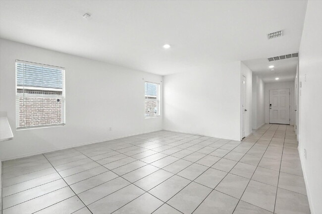 Building Photo - 1-story, 3 Bedrooms, 2 Bathrooms. Master's bedroom with ensuite bathroom and roomy walk-in closet