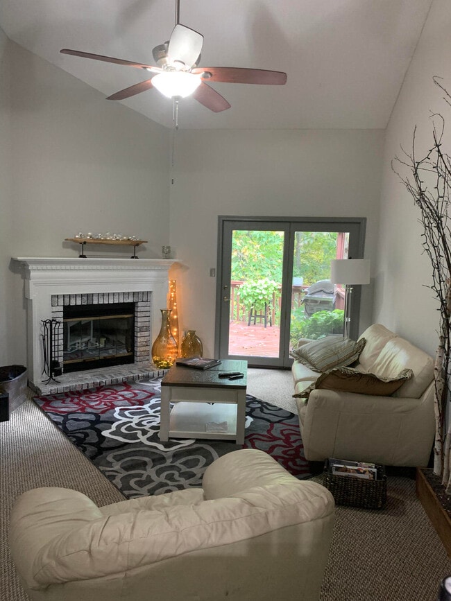 Building Photo - 107 Hollyridge Ln