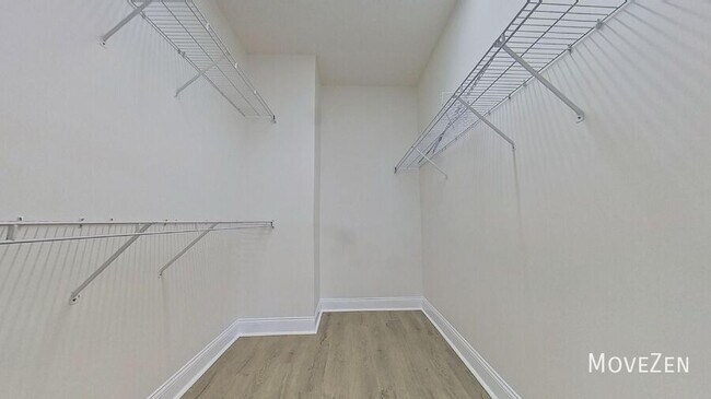 Building Photo - 4705 Pineview Dr