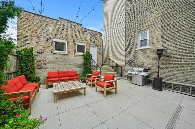 Building Photo - 1241 N Bosworth Ave