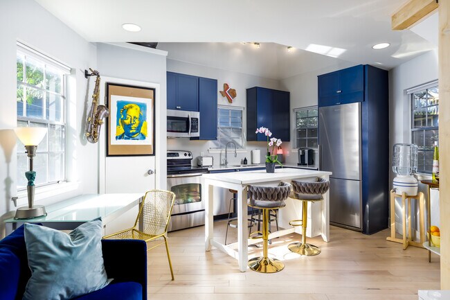 Building Photo - 1702 Drake Ave