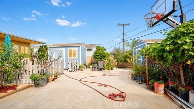 Building Photo - 628 W Floral Dr