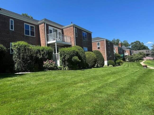 Building Photo - 920 Pelhamdale Ave