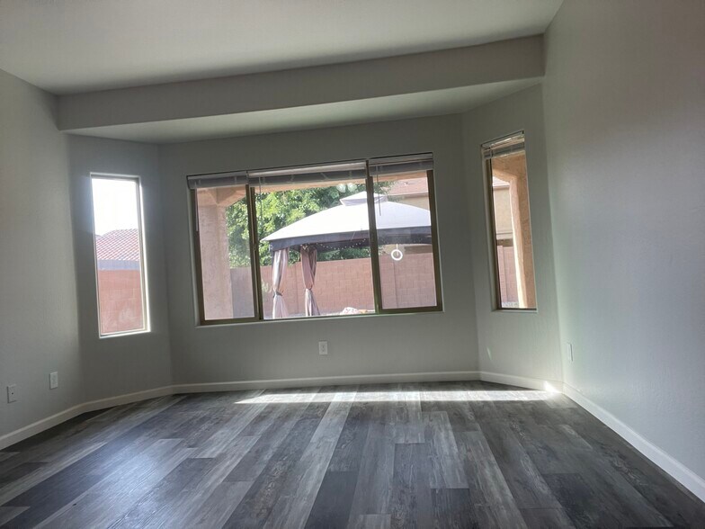 Master bedroom - 25972 W Burnett Rd