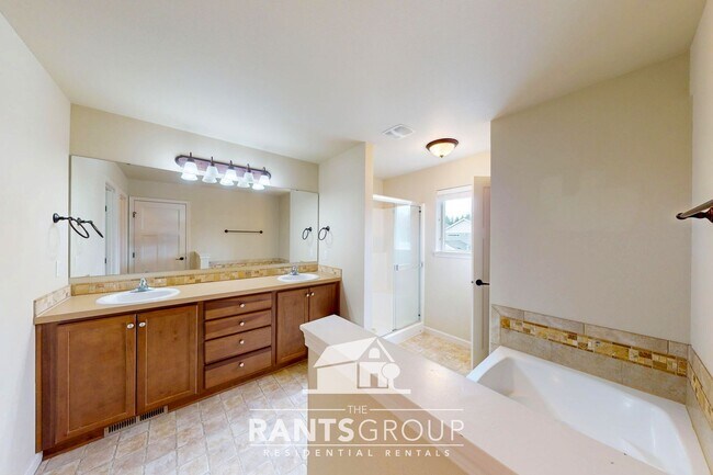 Building Photo - Spacious 3-Bedroom Home in Lacey's North T...