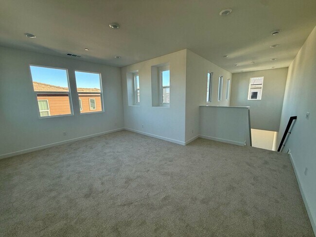 Building Photo - LIVE IN A NEW HOME!