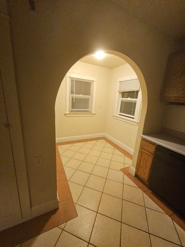 Building Photo - 726 2nd St