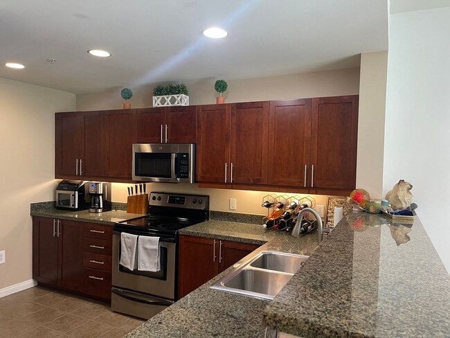 Building Photo - Large 1 Bedroom 1 Bath next to Petco Park