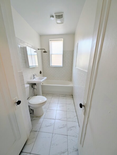 Building Photo - 3510 W Dickens Ave