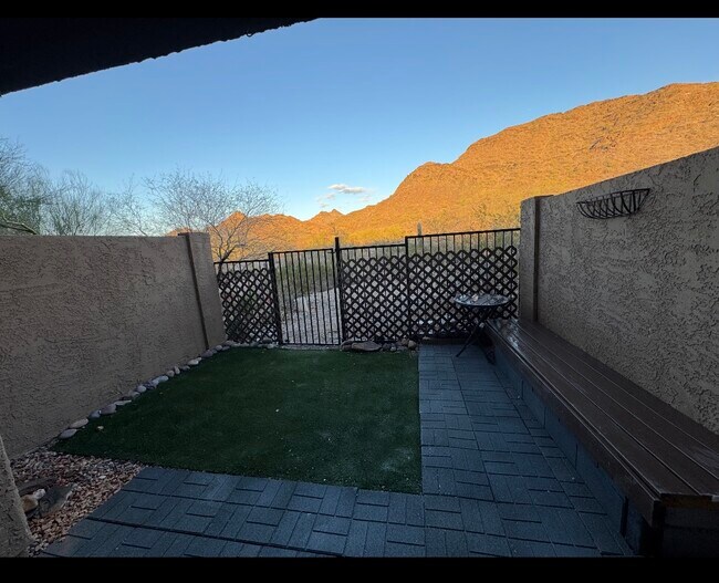 Building Photo - 1545 E Sahuaro Dr