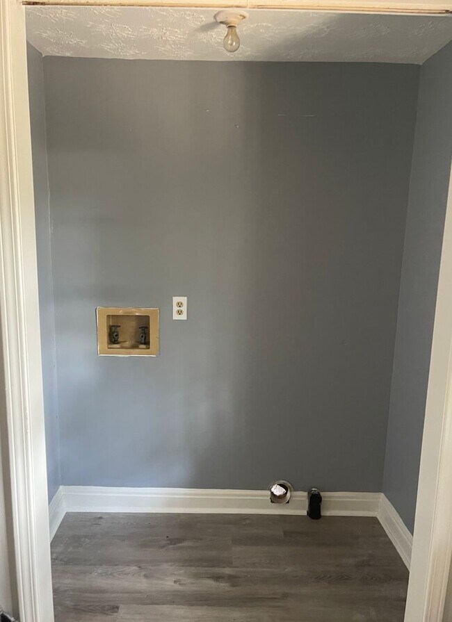 Building Photo - Adorable 2 Bed/1 Bath Bungalow in Forest P...