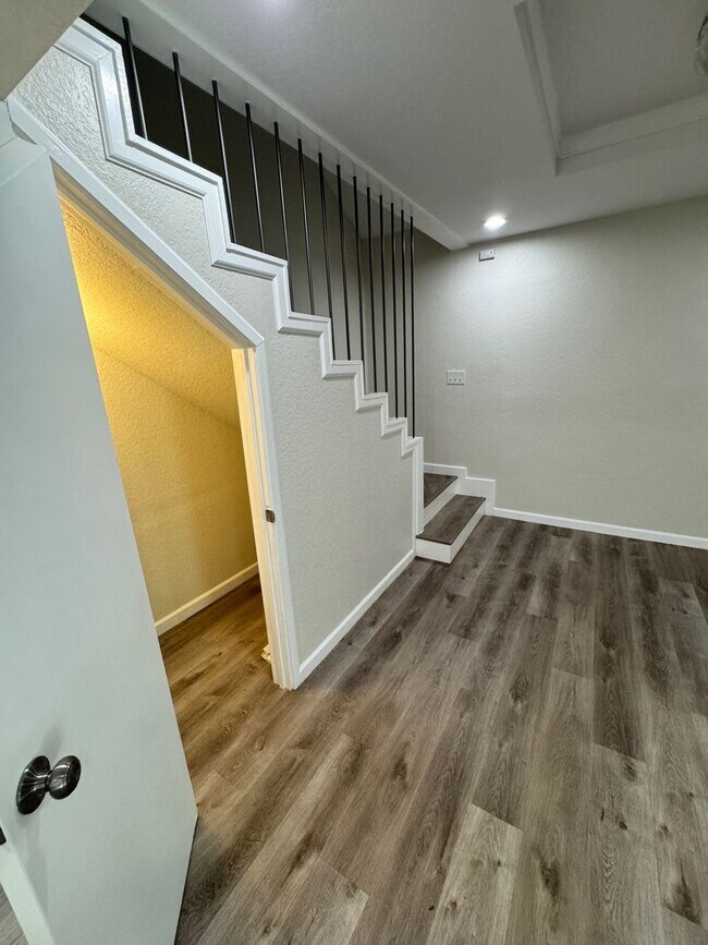 Building Photo - Ready For Move In - Nicely Renovated Large...