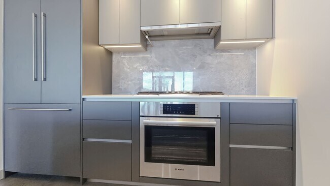 Building Photo - Luxury 1 Bed • 1 Bath at Spire Condominiums