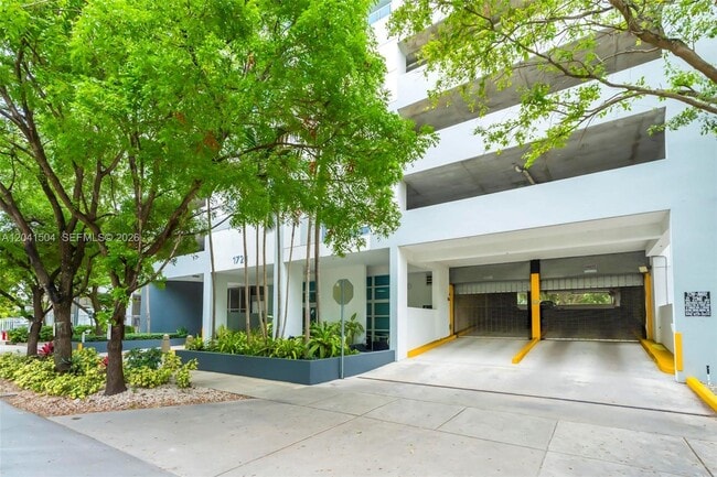 Building Photo - 1723 SW 2nd Ave
