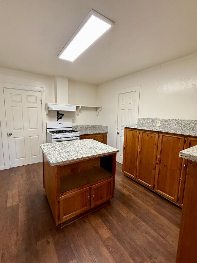 Building Photo - 3 Bedroom 1 Bath House!