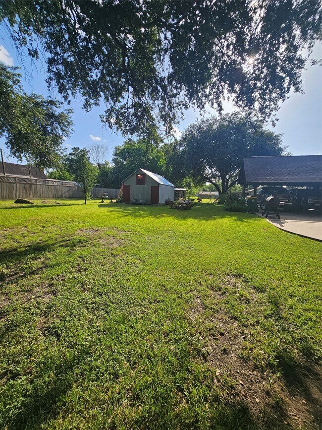Building Photo - 2612 Primrose Dr