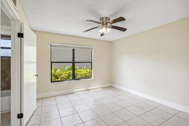 Building Photo - 1453 Lake Crystal Dr