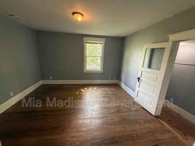 Building Photo - 607 W 44th St