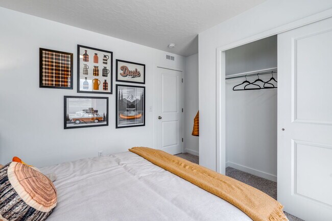 Building Photo - 1566 N Summer Spgs Cv