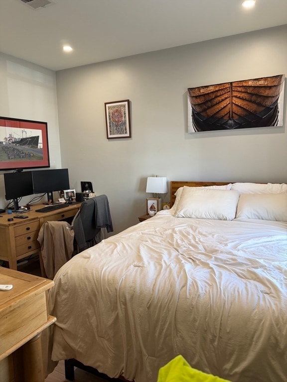 Building Photo - 415 E 7th St