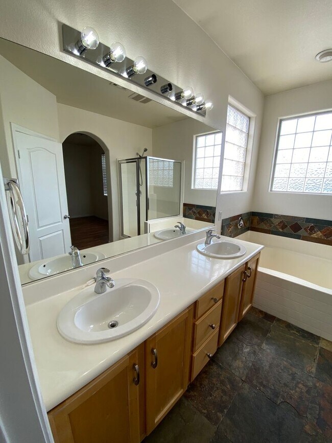 Building Photo - Beautiful 2 bed/2.5 bath home located in S...