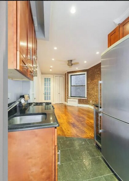 Building Photo - W. 97th St