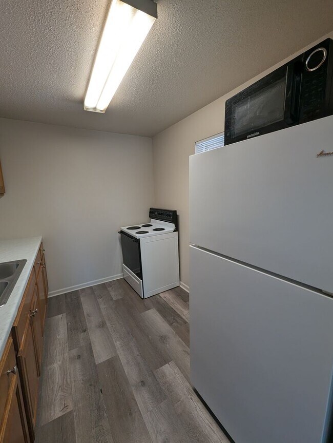 Building Photo - Upstairs 2 Bedroom Apartment