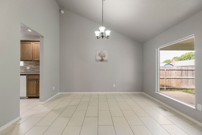 Building Photo - Beautiful 3 bed 2.5 bath home available fo...